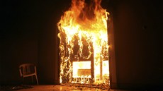 Vypálený konzulát USA v libyjském Benghází (12. záí 2012)