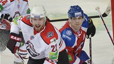 ČESKÝ SOUBOJ. Lukáš Kašpar z Doněcku (vlevo) a Ondřej Němec z HC Lev Praha. 
