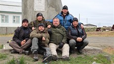 Expedice z Ostravska a �umperska u pam�tní desky Jana Eskymo Welzla v Kaza�í