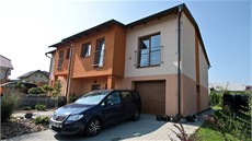 Spole�nost D�mZaCenuBytu.cz staví dvoupodla�ní domy, které mají v�dy plnohodnotné patro a tudí� jsou mnohem lépe vyu�itelné ne� domy s klasickým zkosením.