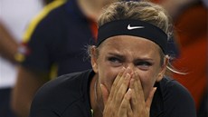 TO BOLÍ. Běloruská tenistka Viktoria Azarenková pláče po prohře ve finále US...