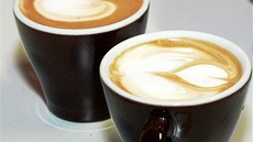 Správn nalehané mléko na cappuccino nemá bubliny, samovoln vytváí obrazce