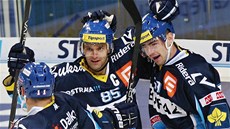 VEDEME! Hokejisté Vítkovic slaví první gól zápasu proti Zlínu. Uprost�ed se