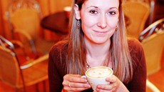 Baristka Petra Veselá - mistryně v přípravě kávy - Ve své kavárně s galerií U