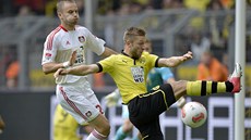 SLOVANSKÝ STET. Michal Kadlec, eský bek Leverkusenu (vlevo), dotírá na