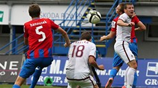 BOJ. Po souboji se mí� sná�í na hlavu Davida Pavelky, mladého zálo�níka Sparty.