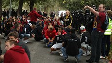 PLZE V OBLEENÍ. Cestou na stadion si sparantí píznivci uspoádali v parku