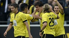 GRATULACE. Fotbalisté Dortmundu oslavují zásah Matse Hummelse (uprosted) v