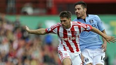 POSILY. V souboji se potkali Michael Owen ze Stoke (vlevo) a Javi Garcia, který