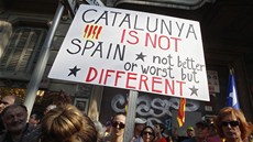 Protestující vyvují v Barcelon vlajku separatistického hnutí. Ta se od vlajky Katalánska lií modrým klínem s hvzdou.