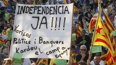 Protestující vyvují v Barcelon vlajku separatistického hnutí. Ta se od vlajky Katalánska lií modrým klínem s hvzdou.