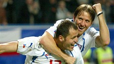 Vratislav Lokvenc se 26. bezna 2005 na teplickém stadionu raduje ze své vítzné trefy do finské sít; spolu s ním oslavuje Tomá Jun (nahoe).