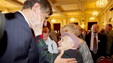 Prezidentský kandidát Jan Fischer se na pra�ském �ofín� vítá se svými