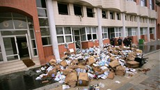 Policisté stojí p�ed po�árem zni�eným domem v Pa�í�i, ve kterém sídlí redakce