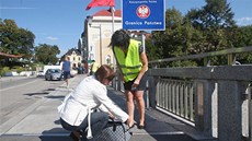 Poltí celníci kvli jedovatému alkoholu obnovili hraniní kontroly.