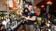 Pracovník praské restaurace Milá tchyn vyklízí z baru láhve alkoholu jen
