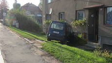 Opilec s 2,6 promile v dechu naboural do auta a pak do domu v Náchod� (17. 9.