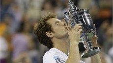 JE MOJE! Andy Murray líbá trofej po vítězství na US Open v New Yorku.