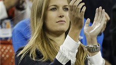 BRAVO! Kim Searsová tleská svému píteli, Andy Murraymu k vítzství na US Open....