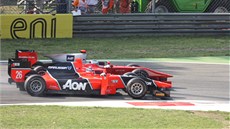 GP2 V MONZE. Luca Filippi útočí v sobotu na Maxe Chiltona.