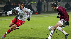 ZLÁ VZPOMÍNKA. Branká Jaromír Blaek práv dostal gól od Mickaela Essiena. Sparta ped osmi lety v Lyonu prohrála vysoko 0:5.