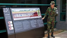 Jihokorejský voják ukazuje prez tzv. tetím tunelem odhaleným v íjnu 1978.