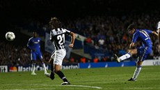 Oscar z Chelsea (uprosted) stílí gól Juventusu v utkání Ligy mistr.