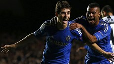 Oscar z Chelsea (vlevo) slaví gól do sít Juventusu v utkání Ligy mistr.