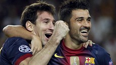 Lionel Messi (vlevo) a David Villa z Barcelony slaví gól v utkání Ligy mistrů
