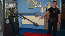 Sportovní �editel Zdenek Vidocque ukazuje jeden z nejmodern�j�ích stroj� na...