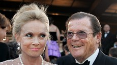 Roger Moore se svou současnou manželkou Kristinou Tholstrupovou