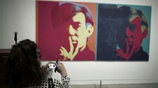 Andy Warhol: Dvojice autoportrét� (1967) - z instalace Metropolitního muzea