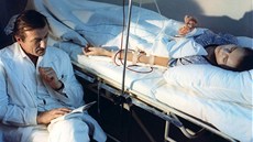 Ve skv�lém filmu Ji�ího Svobody podle románu Valji Stýblové Skalpel, prosím...