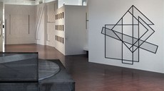 Pohled do expozice Stanislava Kolíbala v Jízdárn�  Pra�ského hradu