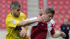 DRAZNÝ SOUBOJ. Lubo Tusjak (vpravo) ze Slavie se pokouí pláchnout Václavu