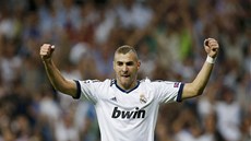 VÍTZNÉ GESTO. Útoník Karim Benzema se raduje z vítzství Realu Madrid.