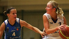 Karlovarská basketbalistka Jana Houdková se sna�í proniknout obranou Spi�ské