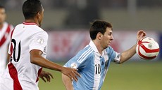 Argentinská hv�zda Lionel Messi (vpravo) v souboji s peruánským reprezentantem