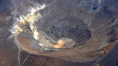 Velký kráter sopky ostrava Il Vulcano   80 km severn od Etny