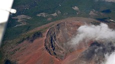 Kráter Vesuvu, který ve známé erupci roku 79 A.D. pohbil také Pompeje a...