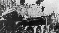 Zniený sovtský tank v ulicích hlavního msta (listopad 1956)