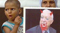 Palestinský plakát z protest� ke dvacetiletému výro�í masakr� znázor�uje Ariela