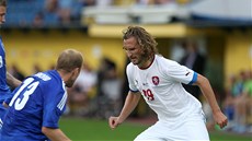 PROJDE? Zálo�ník Petr Jirá�ek (vpravo) se sna�í proniknout finskou obranou.