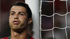 ZSTANE SMUTNÝ? Fotbalová veejnost je zvdavá, jak si Cristiano Ronaldo povede v sobotním utkání proti Seville a jak ho pijmou fanouci Realu Madrid.