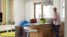 Základem bytu je bílá barva, doplnná o masivní dubové podlahy, olivové devo