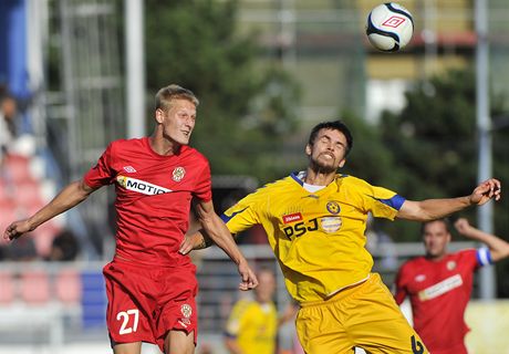 VZDUNÝ SOUBOJ. Brnnský stelec Michal koda (vlevo) a jihlavský obránce