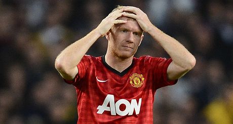 TO SE NÁM NEPOVEDLO. Paul Scholes z Manchesteru United smutní po prohraném