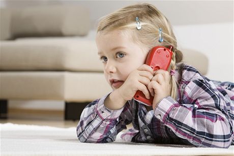 První mobil by dali ei dítti u v sedmi letech. Ilustraní foto