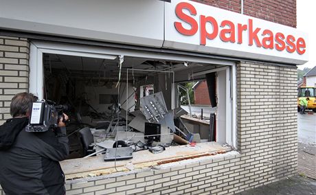 Pohled na banku Sparkasse v nmeckém mst Nottuln poté, co ji odpálili zlodji