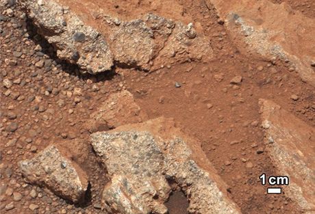 Snímek z Marsu ukázal kameny, na nich je patrné dívjí psobení vody.